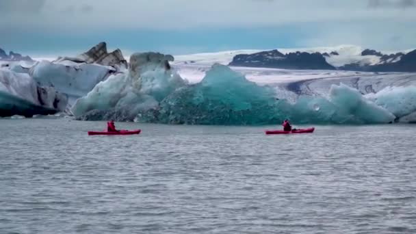 Äventyr Kajakpaddling på Island på upptäcktsfärd — Stockvideo