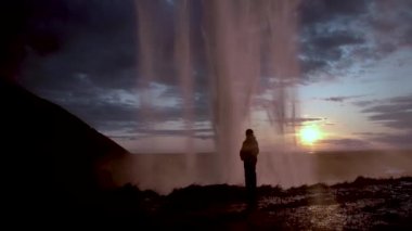 Gün batımında Seljalandfoss Şelalesi, İzlanda