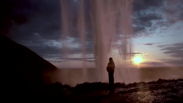 Gün batımında Seljalandfoss Şelalesi, İzlanda — Stok video