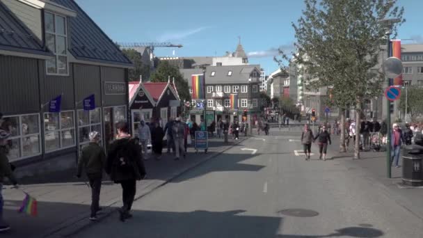 Laugavegur walking street, une rue piétonne populaire avec de nombreux magasins et restaurants — Video