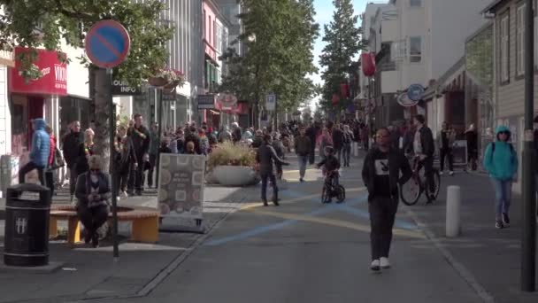 Laugavegur步行街，一条有许多商店和餐馆的人行横道 — 图库视频影像