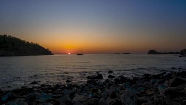 Nascer do sol dourado sobre o mar Mediterrâneo — Vídeo de Stock