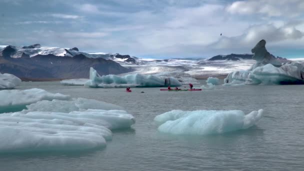 Caiaque de aventura na Islândia em Explorando férias — Vídeo de Stock