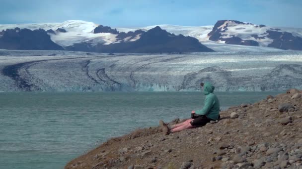 Turista en Islandia mirando la laguna glaciar de Jokulsarlon — Vídeo de stock