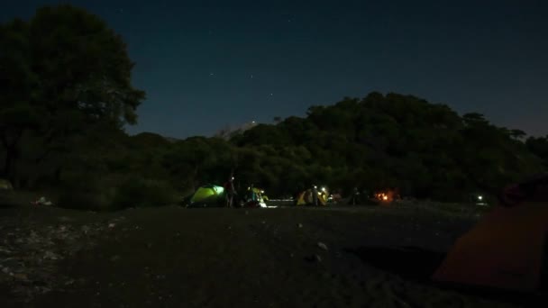 Die Bewegung der Menschen auf dem Zeltplatz in der Nacht — Stockvideo