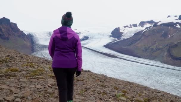 Kvinnor stiger upp på en bergskamm — Stockvideo