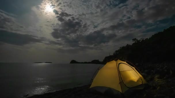 Wolken en de maan bewegen over de baai en de tent — Stockvideo