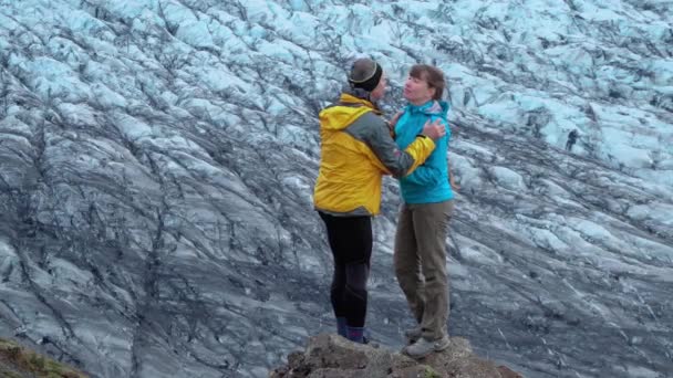 Tourists on the background of the glacier in Iceland — Stock Video