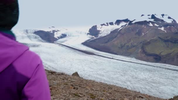 Le donne si sollevano su un crinale di montagna — Video Stock