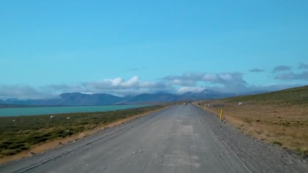 Conducción de coches en el camino a Islandia — Vídeos de Stock