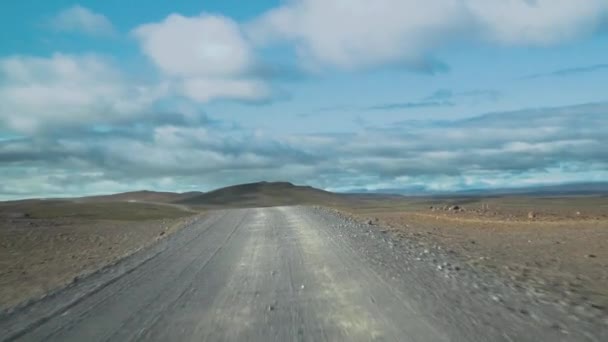 Conducción de coches en el camino a Islandia — Vídeos de Stock