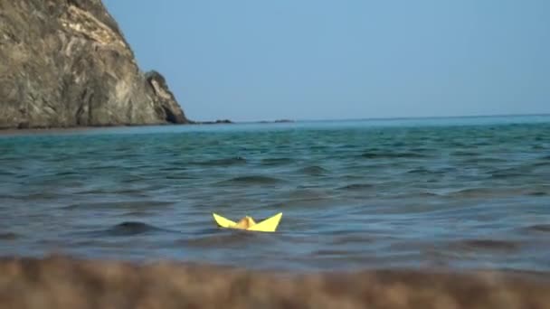 Papierboot segelt im Meer — Stockvideo