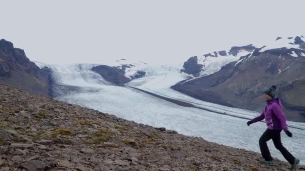 Vrouwen stijgt op een Mountain Ridge — Stockvideo