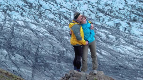 Toeristen op de achtergrond van de gletsjer in IJsland — Stockvideo