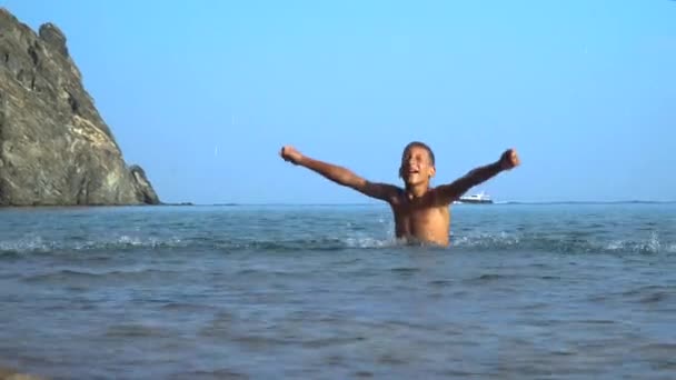 The child bathes and plays in the sea — Stock Video