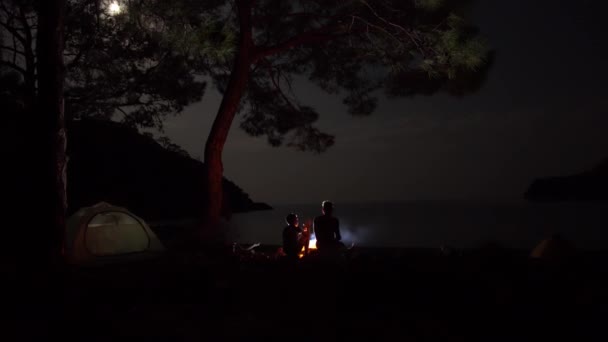 Acampar junto al mar por la noche — Vídeo de stock