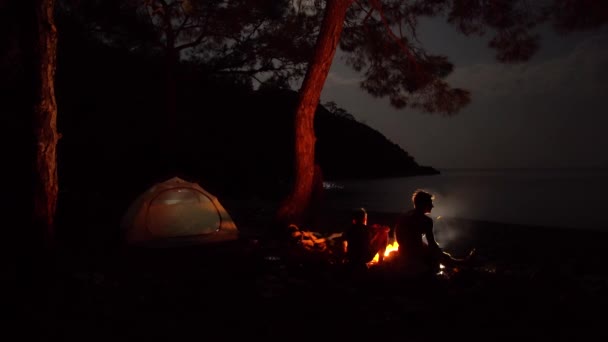 Camping by the sea at night — Stock Video