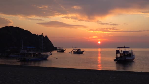 Hermoso amanecer sobre el mar Mediterráneo — Vídeos de Stock