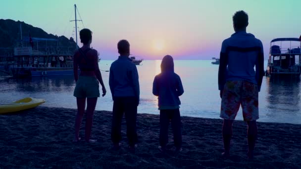 Familie op het strand in de ochtend — Stockvideo