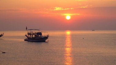 Akdeniz 'in Üzerinde Güzel Gün Doğumu