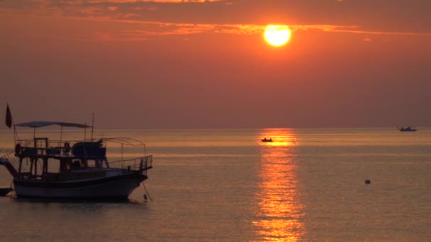 Vacker soluppgång över Medelhavet — Stockvideo