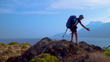 Sırt çantalı çocuk gezginler