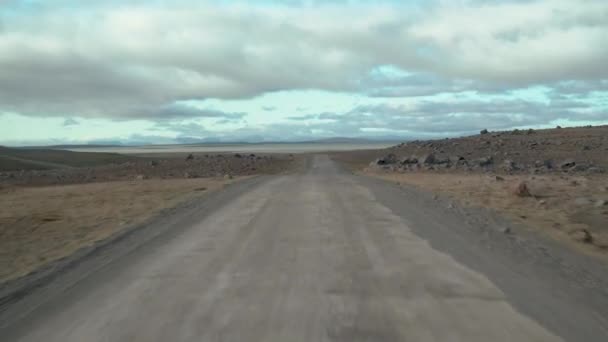 Conducción de coches en el camino a Islandia — Vídeos de Stock