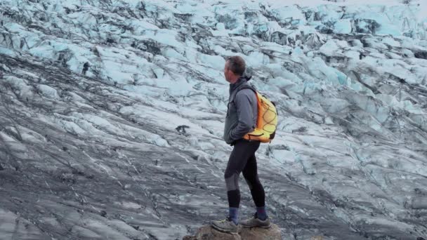 İzlanda 'da dağın tepesinde duran bir adam — Stok video