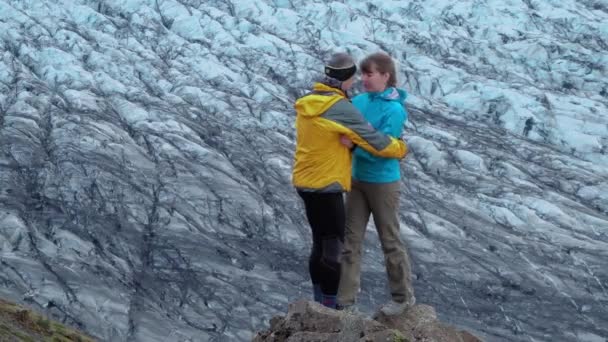 İzlanda 'daki buzulun arka planında turistler — Stok video