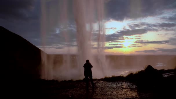 Seljalandfoss καταρράκτη στο ηλιοβασίλεμα, Ισλανδία — Αρχείο Βίντεο