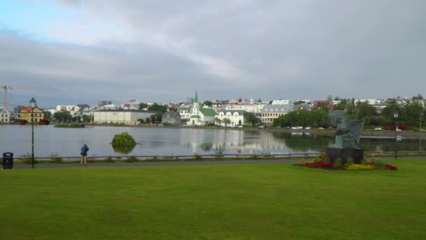 Krajobraz miasta Reykjavik w pobliżu jeziora Tjornin — Wideo stockowe