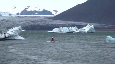 Buzdağları Arasında Yüzen Bir Tekne