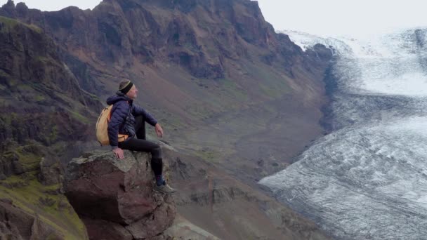 Un homme sur une falaise — Video