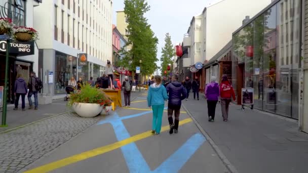 Laugavegur a piedi strada, una strada pedonale popolare con molti negozi e ristoranti — Video Stock