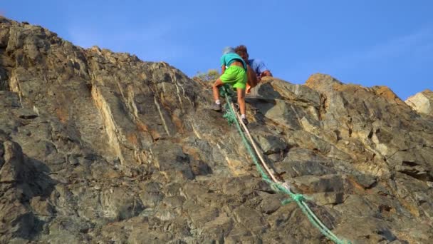 Kind stürzt die Klippe hinunter — Stockvideo