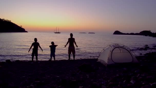 Спортивна сім'я на пляжі — стокове відео