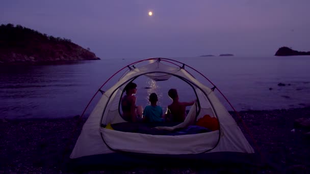 Moeder met kinderen bij de tent 's nachts — Stockvideo