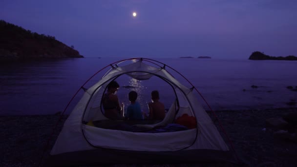 Мама с детьми возле палатки ночью — стоковое видео