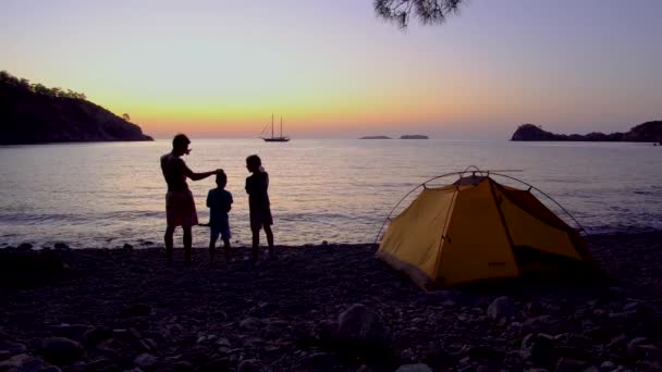 Πατέρας με παιδιά δίπλα στη θάλασσα νωρίς το πρωί — Αρχείο Βίντεο