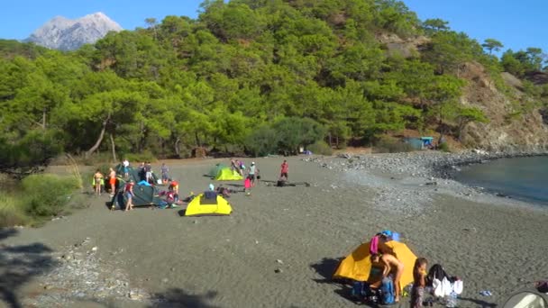 Tienda de campaña en la playa junto al mar . — Vídeo de stock