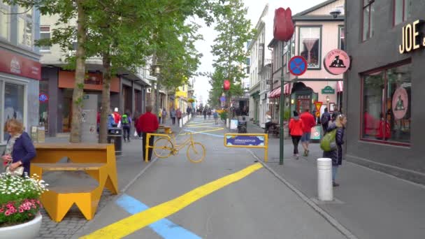 Laugavegur rua a pé, uma rua pedonal popular com muitas lojas e restaurantes — Vídeo de Stock