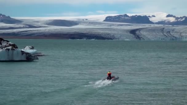 Un barco flotando entre icebergs — Vídeos de Stock