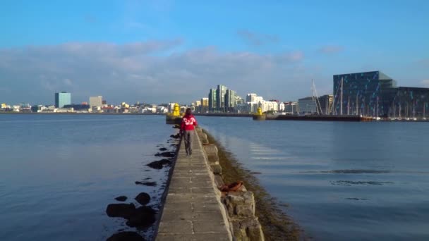 Girl goes to the yellow lighthouse — Stock Video