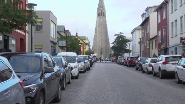 Laugavegur walking street, eine beliebte Fußgängerzone mit vielen Geschäften und Restaurants — Stockvideo