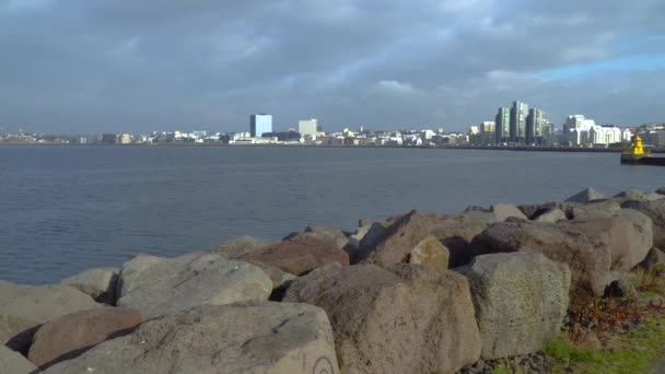 Meisje gaat naar de gele vuurtoren — Stockvideo