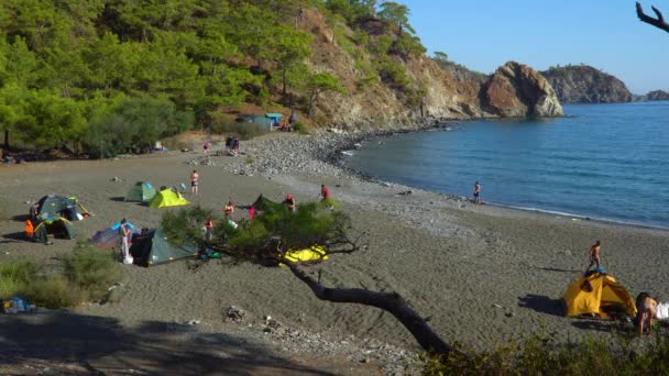 Tenda da campeggio sulla spiaggia in riva al mare . — Video Stock
