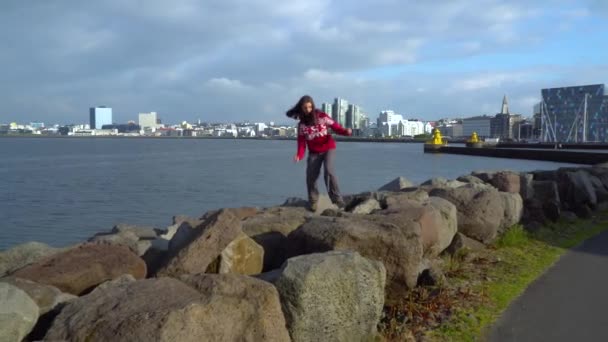 Kız sarı deniz fenerine gider — Stok video