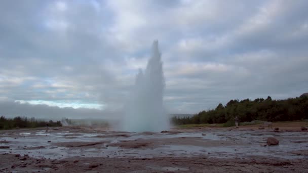 Strokkur Geyser uitbarsting in IJsland — Stockvideo