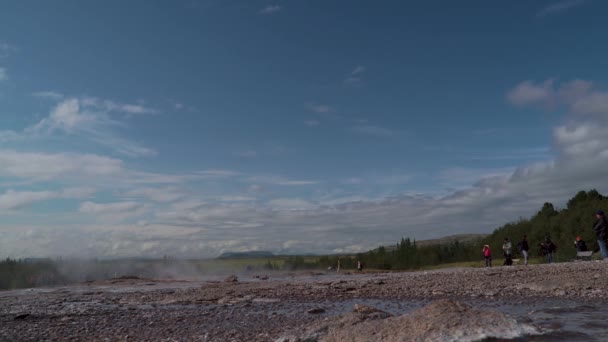 Wybuch gejzera Strokkur na Islandii — Wideo stockowe