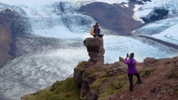 Turistas nas montanhas da Islândia — Vídeo de Stock